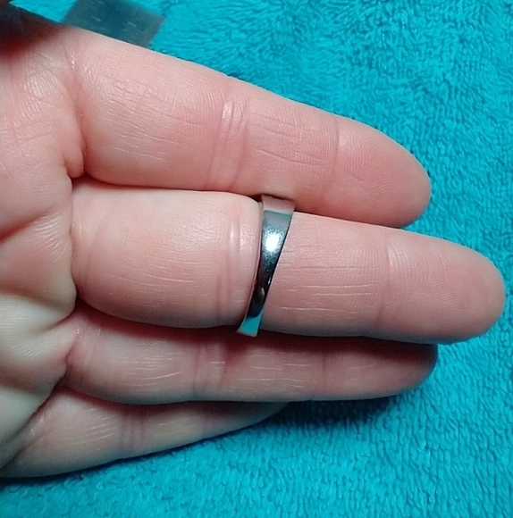 Silvertone green stone large ring decorative band - Picture 3 of 5